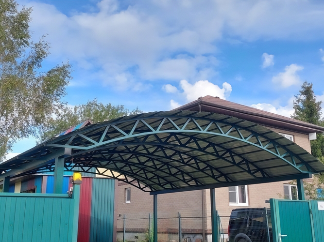 Арочный автонавес с зеленым профлистом