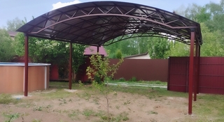 Арочный навес из поликарбоната для зоны отдыха на даче